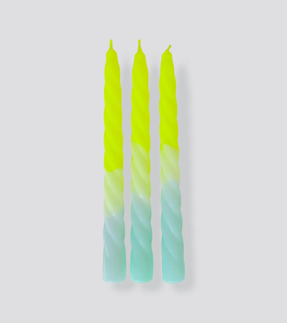 Bougies Dip Dye Twisted Shades of Banana – Un trio torsadé lumineux aux teintes de jaune fluo et bleu menthe.