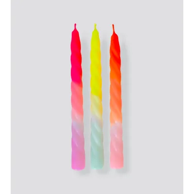 Bougies Dip Dye Twisted Shades of Fruit Salad – Un trio de bougies torsadées aux nuances éclatantes de rose, jaune et orange.