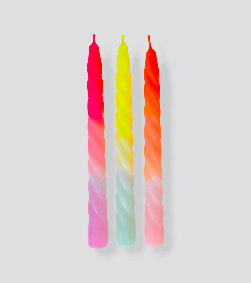 Bougies Dip Dye Twisted Shades of Fruit Salad – Un trio de bougies torsadées aux nuances éclatantes de rose, jaune et orange.