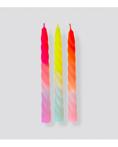 Bougies Dip Dye Twisted Shades of Fruit Salad – Un trio de bougies torsadées aux nuances éclatantes de rose, jaune et orange.