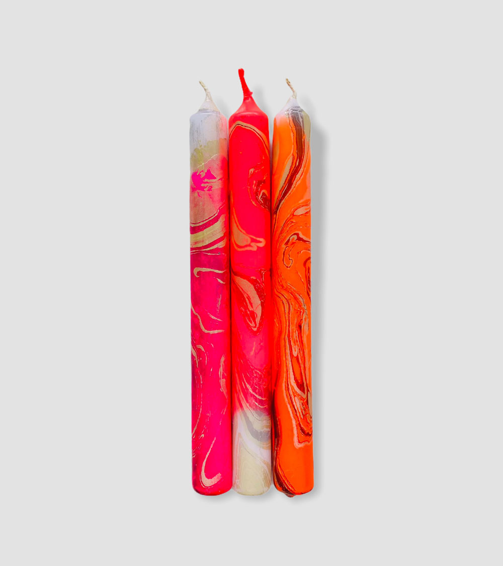 Bougies Dip Dye Marble Venus – Un trio marbré aux nuances de rose, rouge et orange avec des motifs uniques.
