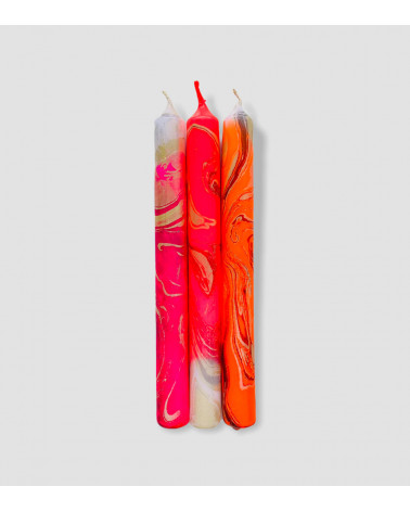 Bougies Dip Dye Marble Venus – Un trio marbré aux nuances de rose, rouge et orange avec des motifs uniques.