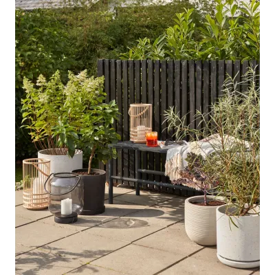 Ambiance terrasse avec lanternes en bambou et plantes vertes