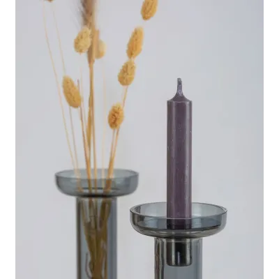 Double usage : vase avec fleurs séchées et bougeoir allumé.