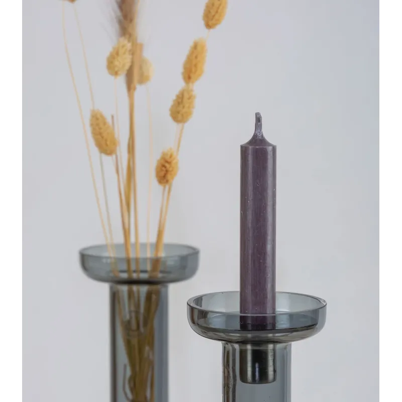 Double usage : vase avec fleurs séchées et bougeoir allumé.