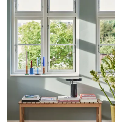 Bougeoir Astro dans un intérieur, près d’une fenêtre.