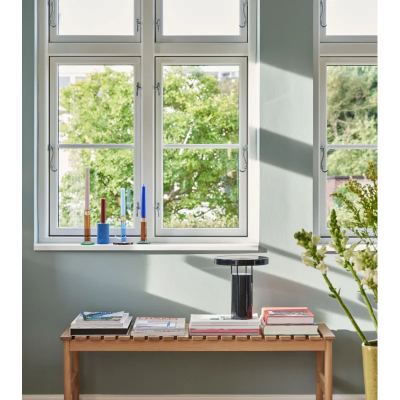Bougeoir Astro dans un intérieur, près d’une fenêtre.