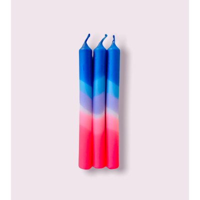 Bougies Dip Dye Neon Into The Blue – Un trio audacieux aux dégradés de bleu, violet et rose pour une ambiance lumineuse.