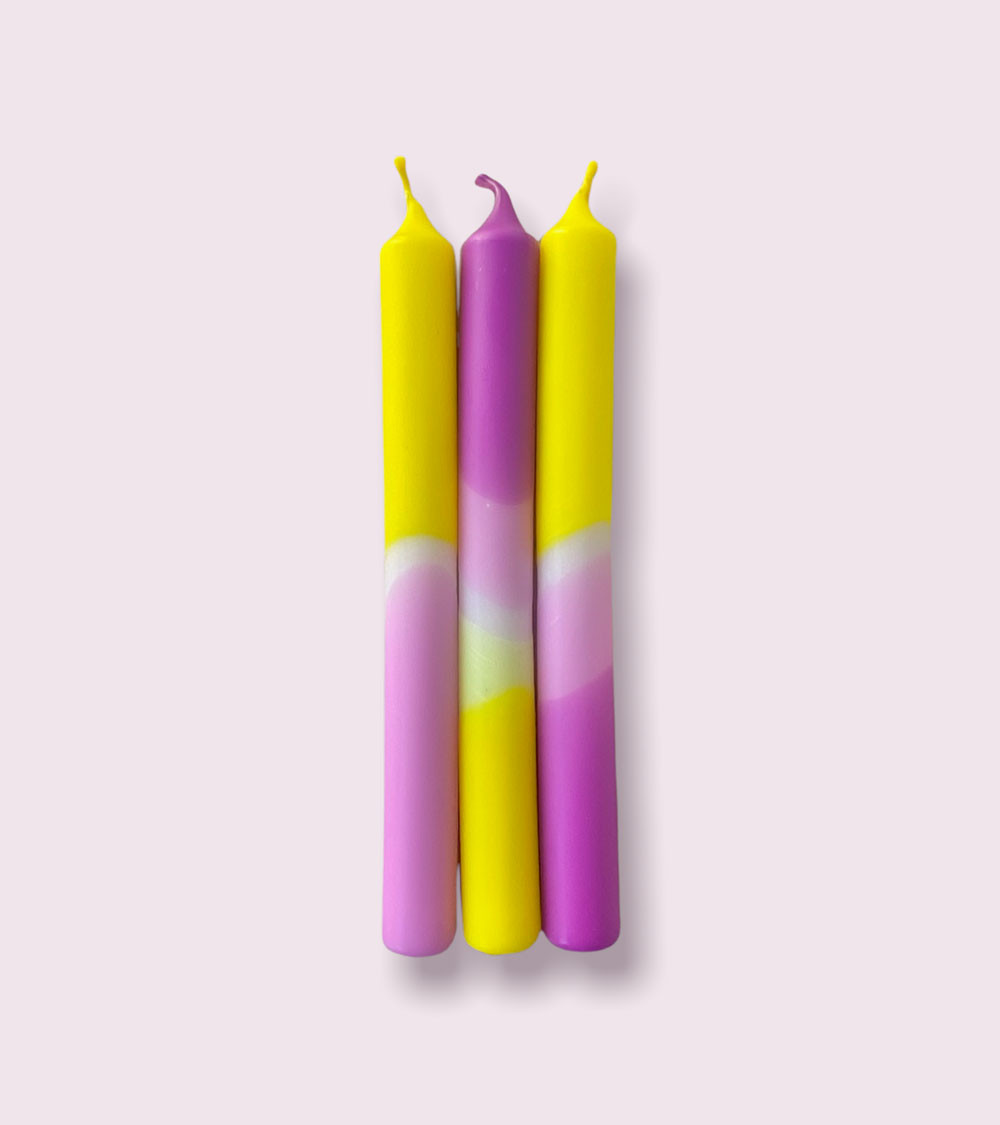 Bougies Dip Dye Neon Shocking Pineapple – Un trio éclatant aux nuances de jaune et violet pour une décoration audacieuse.