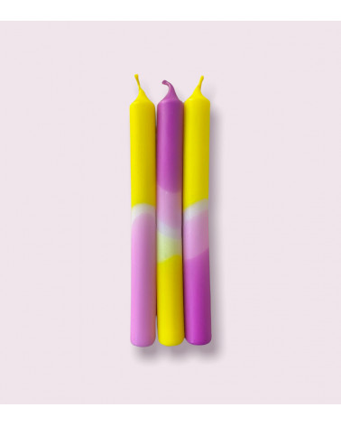 Bougies Dip Dye Neon Shocking Pineapple – Un trio éclatant aux nuances de jaune et violet pour une décoration audacieuse.