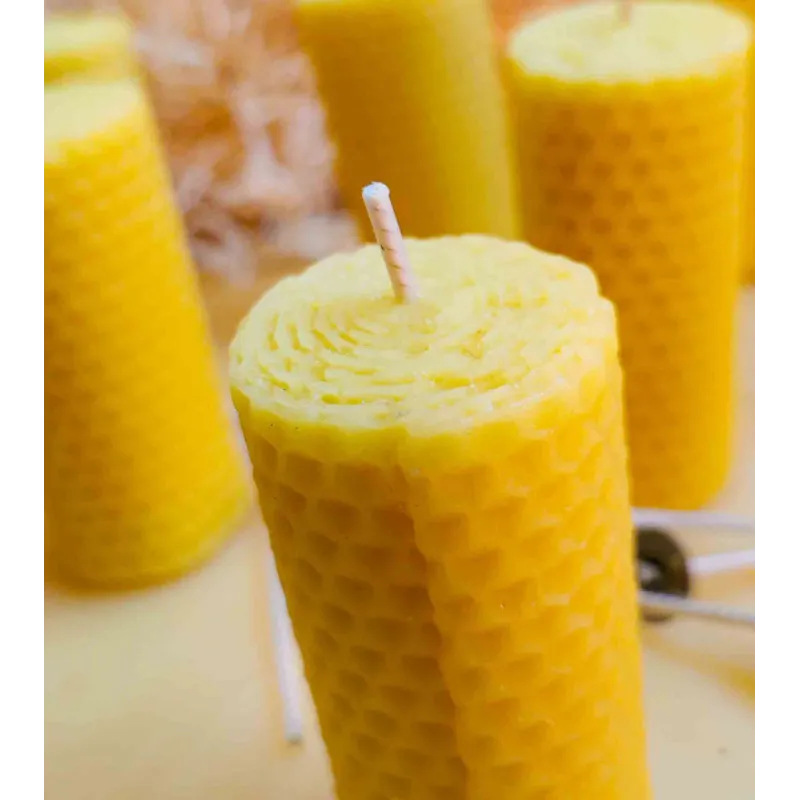 Bougie en cire d'abeille naturelle, montrant sa texture alvéolée et sa mèche artisanale.