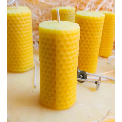 Ensemble de bougies artisanales en cire d'abeille des Abeilles de Bourgogne, disposées pour une ambiance chaleureuse