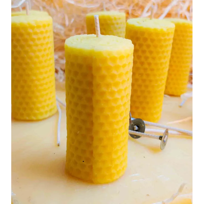 Ensemble de bougies artisanales en cire d'abeille des Abeilles de Bourgogne, disposées pour une ambiance chaleureuse