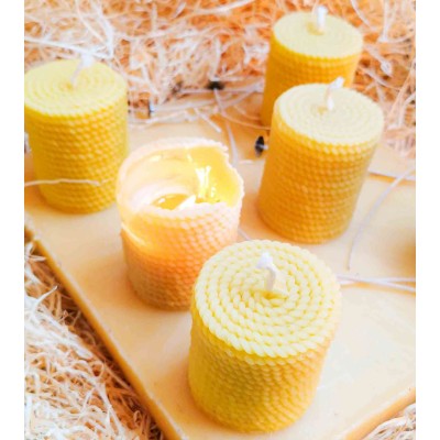 Ensemble de bougies artisanales en cire d’abeille sur fond naturel, parfaites pour une ambiance chaleureuse.