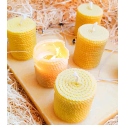 Ensemble de bougies artisanales en cire d’abeille sur fond naturel, parfaites pour une ambiance chaleureuse.
