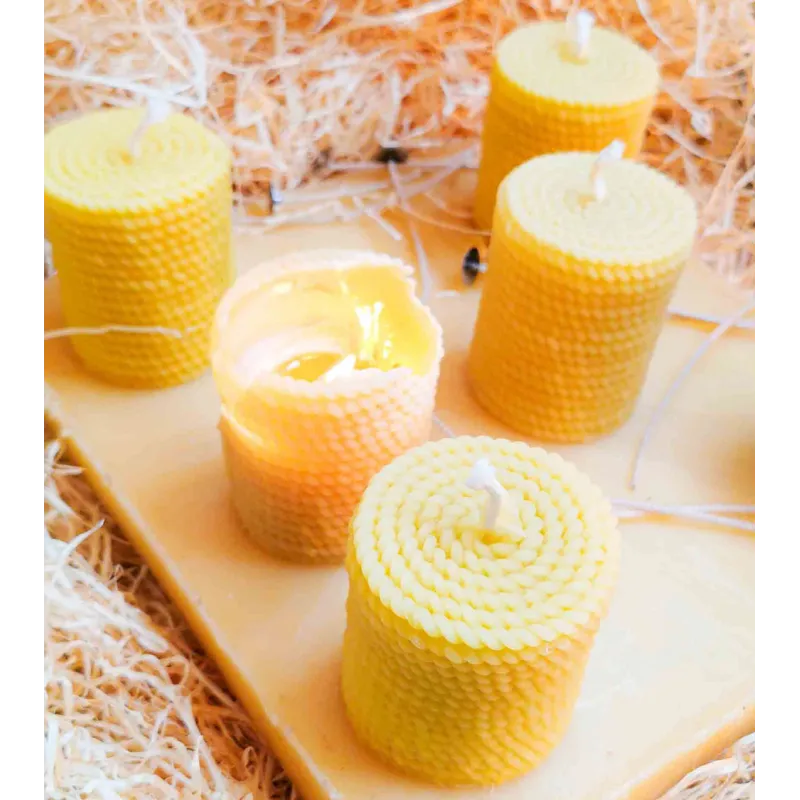 Ensemble de bougies artisanales en cire d’abeille sur fond naturel, parfaites pour une ambiance chaleureuse.