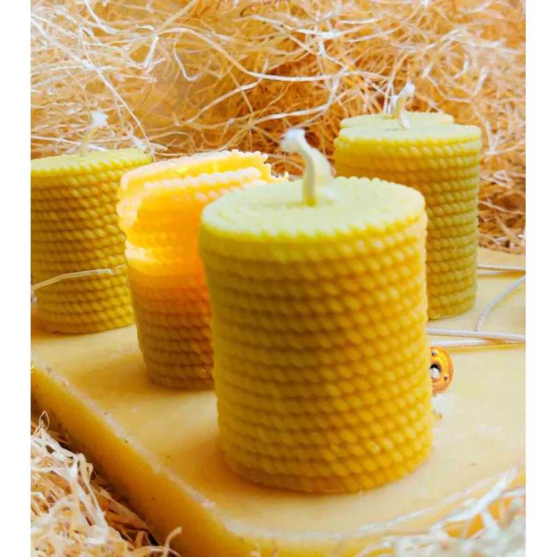 Vue rapprochée de la bougie gaufrée en cire d’abeille naturelle, révélant sa texture alvéolée unique.