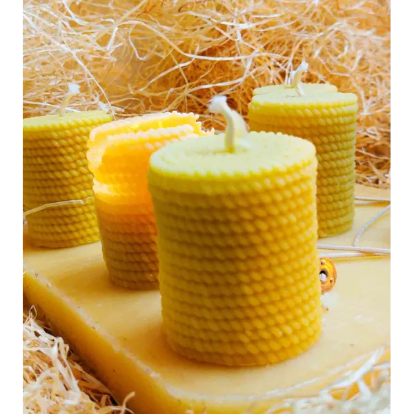 Vue rapprochée de la bougie gaufrée en cire d’abeille naturelle, révélant sa texture alvéolée unique.