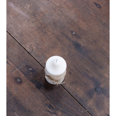 Bougie artisanale en cire de colza vue de face sur table en bois