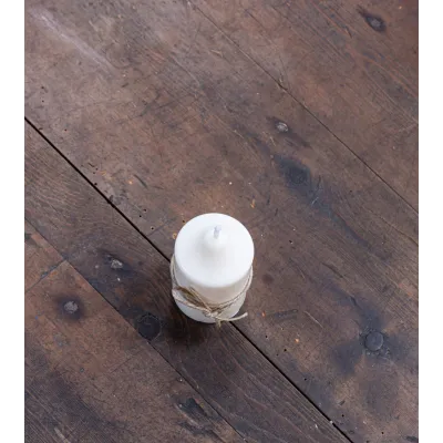 Bougie artisanale en cire de colza vue de face sur table en bois