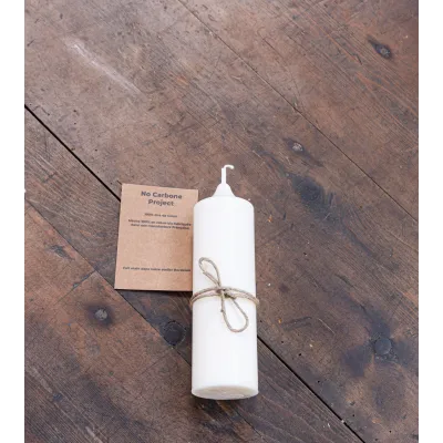 Bougie artisanale en cire de colza Ø 4 cm H 12,3 cm couchée avec fil et étiquette