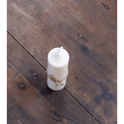 Bougie artisanale en cire de colza Ø 4 cm H 12,3 cm vue de face sur table en bois