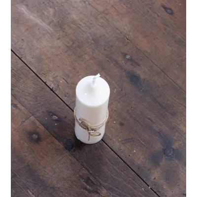 Bougie artisanale en cire de colza Ø 4 cm H 12,3 cm vue de face sur table en bois