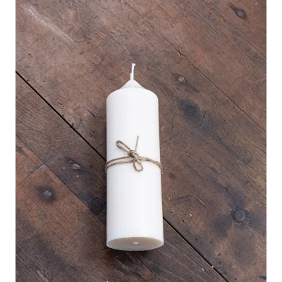 Bougie artisanale en cire de colza Ø 5 cm H 14 cm, couchée avec fil autour et vue de dessus