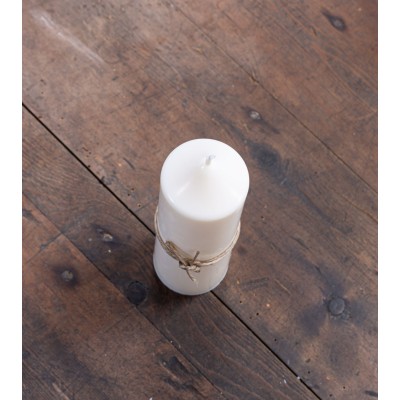 Bougie naturelle et artisanale Ø 5 cm H 14 cm sur table en bois, idéale pour une décoration écoresponsable