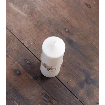 Bougie naturelle et artisanale Ø 5 cm H 14 cm sur table en bois, idéale pour une décoration écoresponsable
