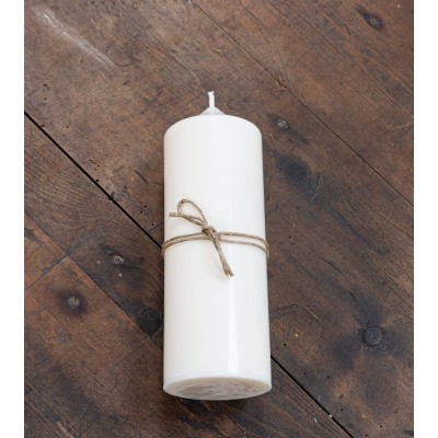 Bougie artisanale Ø 6 cm H 15,5 cm couchée avec étiquette
