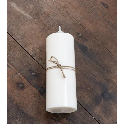Bougie artisanale Ø 6 cm H 15,5 cm couchée avec étiquette