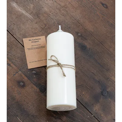 Bougie naturelle artisanale Ø 6 cm H 15,5 cm avec fil et vue de dessus