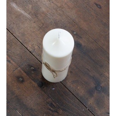 Bougie artisanale en cire de colza Ø 6 cm H 15,5 cm sur table bois