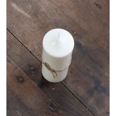 Bougie artisanale en cire de colza Ø 6 cm H 15,5 cm sur table bois