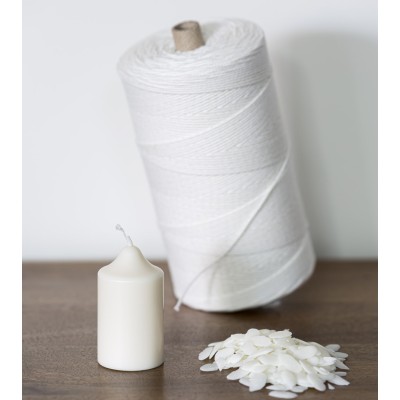 Bougie naturelle en cire de colza avec rouleau de mèche et paillettes de cire sur table en bois