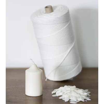 Bougie naturelle en cire de colza avec rouleau de mèche et paillettes de cire sur table en bois