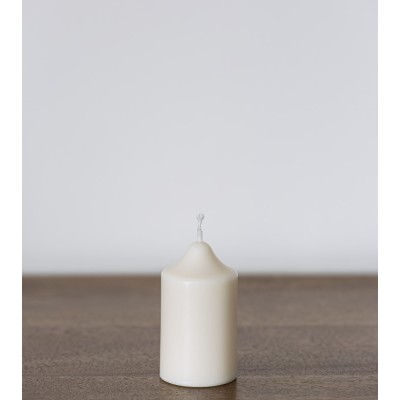 Bougie artisanale en cire de colza sur table en bois