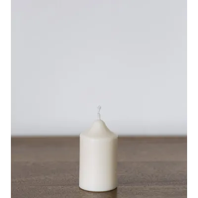 Bougie artisanale en cire de colza sur table en bois
