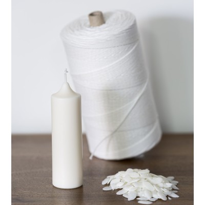 Bougie naturelle en cire de colza Ø 4 cm H 12,3 cm avec rouleau de mèche et paillettes de cire sur table en bois