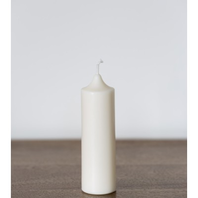 Bougie artisanale en cire de colza Ø 4 cm H 12,3 cm sur table en bois