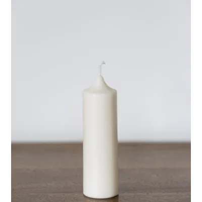 Bougie artisanale en cire de colza Ø 4 cm H 12,3 cm sur table en bois