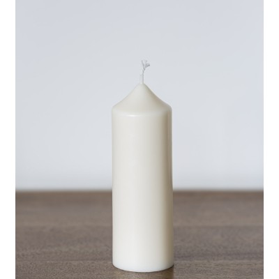 Bougie naturelle en cire de colza Ø 5 cm H 14 cm placée sur une table en bois