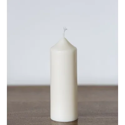 Bougie naturelle en cire de colza Ø 5 cm H 14 cm placée sur une table en bois