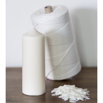 Bougie naturelle en cire de colza avec mèche et paillettes sur table en bois
