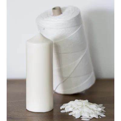 Bougie naturelle en cire de colza avec mèche et paillettes sur table en bois
