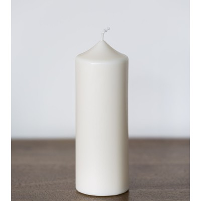 Bougie en cire de colza Ø 6 cm H 15,5 cm sur table en bois, écoresponsable