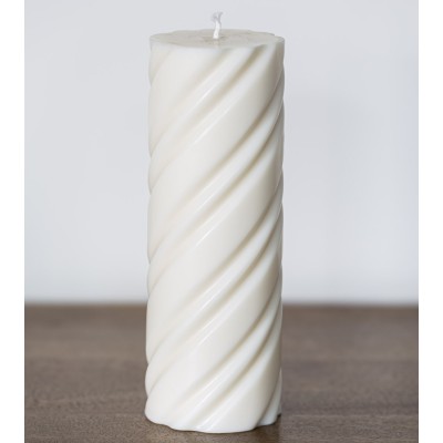 Bougie artisanale en cire de colza Ø 7 cm H 23 cm sur une table en bois