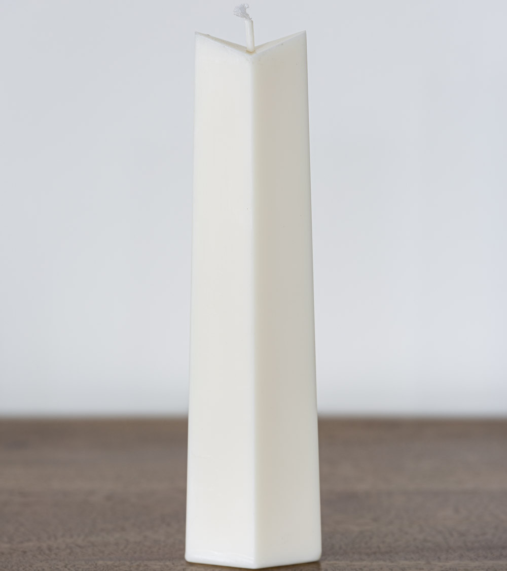 Bougie artisanale en cire de colza L 3,1 cm H 22,7 cm sur table en bois
