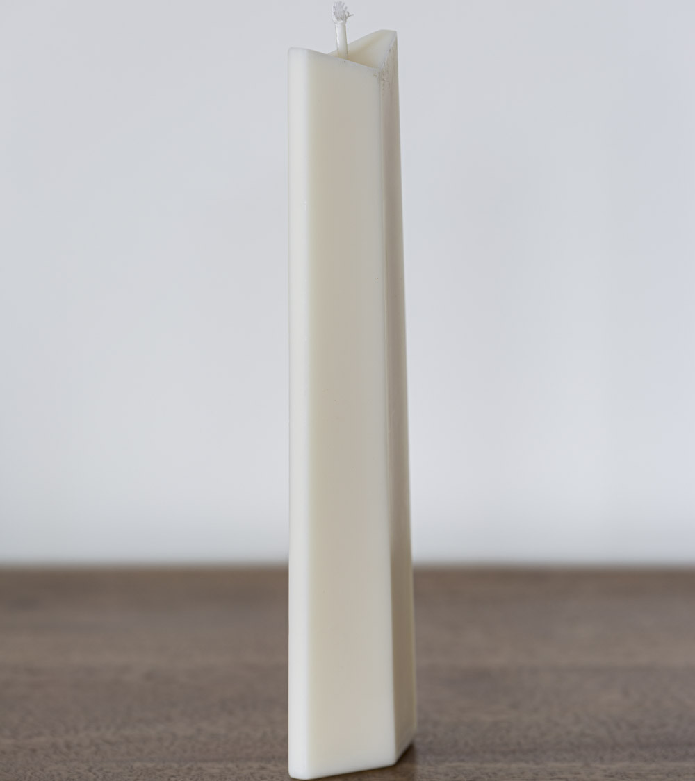 Bougie en cire de colza L 3,1 cm H 22,7 cm sur table en bois, décoration naturelle